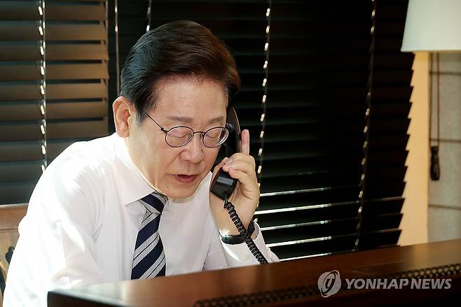 이재명 대통령, 합참의장과 통화 (인천=연합뉴스) 한상균 기자 = 이재명 대통령이 4일 인천 계양구 사저에서 김명수 합참의장과 전화 통화하며 군 통수권 이양 보고를 받고 있다. 2025.6.4 xyz@yna.co.kr