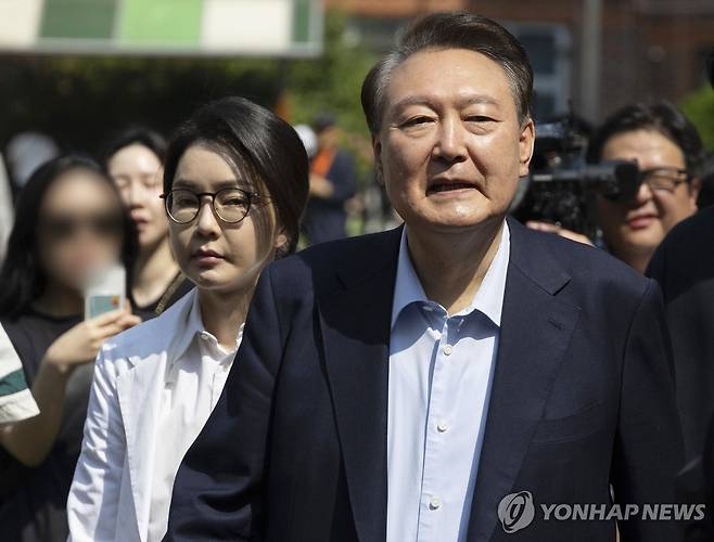 제21대 대통령 선거 투표 마친 윤석열 전 대통령 부부 (서울=연합뉴스) 신현우 기자 = 윤석열 전 대통령과 김건희 여사가 21대 대통령 선거일인 3일 서울 서초구 원명초등학교에 마련된 서초4동 제3투표소에서 투표를 마친 뒤 차량으로 향하고 있다. 2025.6.3 [공동취재] nowwego@yna.co.kr