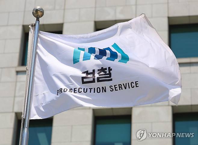 검찰개혁에 쏠리는 관심 (서울=연합뉴스) 김도훈 기자 = 사법개혁과 검찰개혁을 주요 공약으로 내세운 이재명 대통령이 4일 임기를 시작함에 따라 사법부는 물론 수사기관에 큰 변화가 예상된다.
   대법관수를 14명에서 30명으로 늘리는 내용의 법원조직법 개정안은 4일 국회 법사위 법안심사소위원회를 통과한 상태다. 문재인 전 대통령 임기 때 미완으로 끝난 '검수완박(검찰 수사권 완전 박탈)'이 수사·기소를 분리하고 수사기관의 전문성을 확보하겠다는 공약을 내세운 이재명 정부에서 완성될지 관심이 집중되고 있다. 
    5일 서울 서초구 대검찰청에 걸린 검찰 깃발이 바람에 펄럭이고 있다. 2025.6.5 superdoo82@yna.co.kr