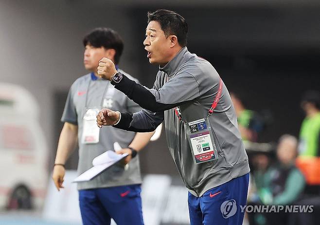 작전 지시하는 이민성 감독 (용인=연합뉴스) 홍기원 기자 = 5일 경기도 용인미르스타디움에서 열린 U-22 축구 국가대표팀 친선전 대한민국과 호주의 경기. 한국 이민성 감독이 작전을 지시하고 있다. 2025.6.5 xanadu@yna.co.kr