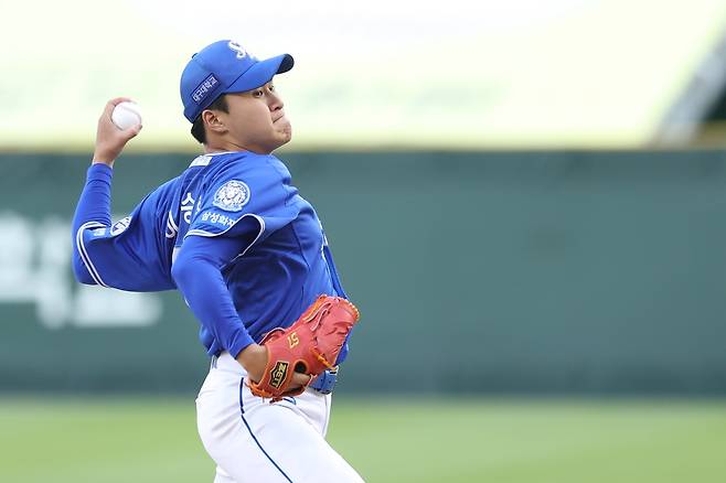 역투하는 삼성 이승현 (서울=연합뉴스) 삼성 왼손 이승현이 5일 인천 SSG랜더스필드에서 열린 프로야구 SSG와 방문 경기에 선발 등판해 역투하고 있다. [삼성 라이온즈 제공. 재판매 및 DB금지]