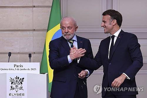 공동 기자회견하는 브라질-프랑스 대통령 (파리 AP=연합뉴스) 루이스 이나시우 룰라 다시우바 브라질 대통령이 5일(현지시간) 프랑스 파리를 국빈 방문해 에마뉘엘 마크롱 대통령과 공동 기자회견을 하고 있다. 20205.06.05.
