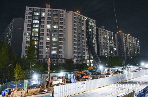 5일 용인시 서천마을 아파트 단지에 지하철 공사 중장비가 넘어지는 사고가 발생해 주민들이 대피하는 등 소동이 벌어졌다. 현재까지 인명피해는 없는 것으로 알려졌다. 2025.6.5 /최은성기자 ces7198@kyeongin.com