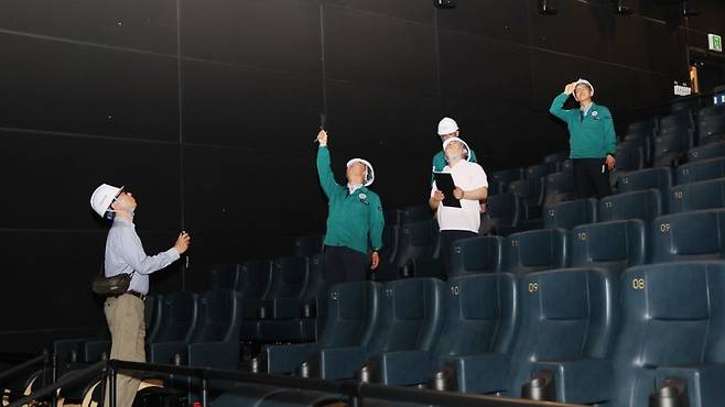 안성시는 최근 관내 영화관과 대형 건설공사현장을 대상으로 집중안전점검을 실시했다. 사진=안성시