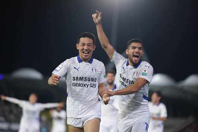 6일 성남 탄천종합운동장에서 열린 수원 삼성과 성남의 하나은행 K리그2 2025 15라운드 경기에서 종료직전 프리킥 결승골을 터트린 수원 이기제(사진 왼쪽)가 브루노 실바와 함께 기쁨을 나누고 있다. 사진