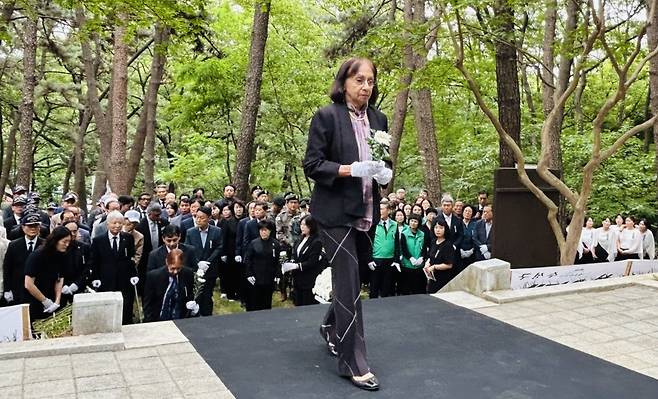 파바시 모한씨가 헌화를 하고 있다. /황인무기자