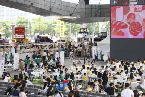 2024 부산푸드필름페스타 기간 중 많은 관객들이 영화와 함께 음식을 즐기고 있다. BFFF 제공