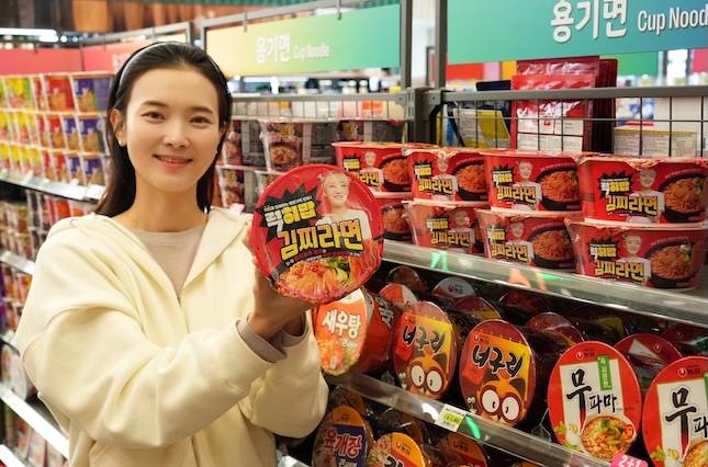 세븐일레븐의 '럭히밥 김찌라면'. / 사진=세븐일레븐