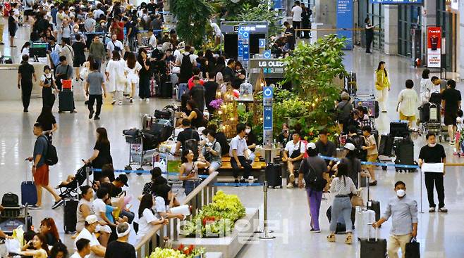 인파로 붐비고 있는 인천국제공항. (사진=이데일리DB)