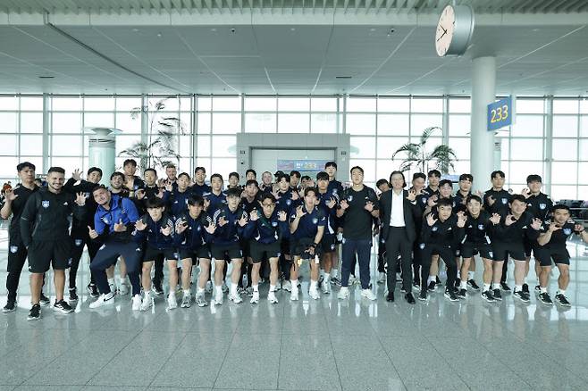2025 FIFA 클럽월드컵에 나서는 울산 HD 선수들이 출국에 앞서 인천공항에서 기념촬영을 하고 있다. 사진=울산 HD