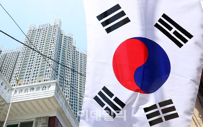 [이데일리 방인권 기자] 제70회 현충일인 6일 서울의 한 신축 주상복합 건물에 태극기를 게양 할 수있는 게양대가 설치되지 않아 태극기가 보이지 않고 있다.
