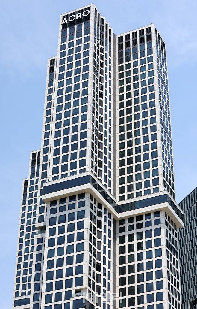 [이데일리 방인권 기자] 제70회 현충일인 6일 서울의 한 신축 주상복합 건물에 태극기를 게양 할 수있는 게양대가 설치되지 않아 태극기가 보이지 않고 있다.