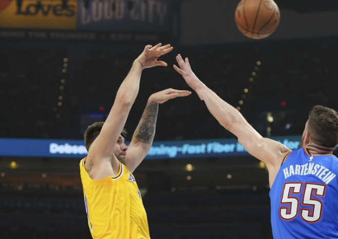 좌측 루카 돈치치