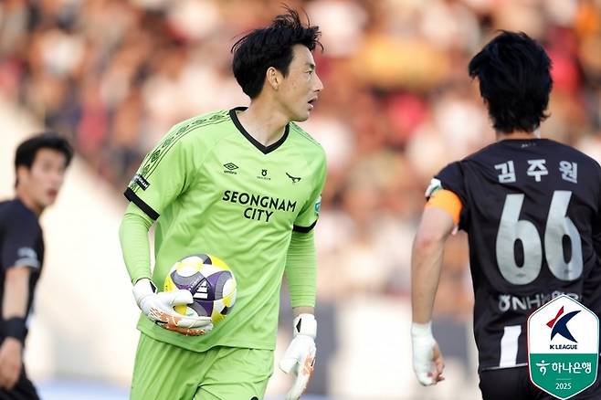 6일 탄천종합운동장에서 열린 수원 삼성전에 출전한 성남FC 골키퍼 양한빈