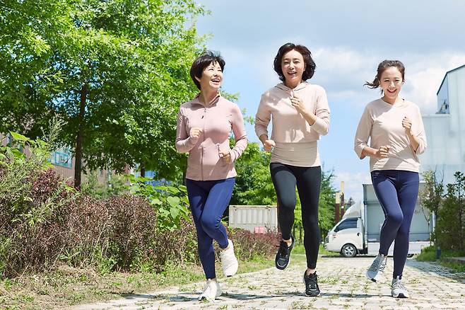 하루 5분 정도만 빠르게 걷기나 조깅 등 중증도 이상의 운동을 하면 치매 발병 위험을 크게 낮출 수 있다는 연구 결과가 있다. [사진=게티이미지뱅크]