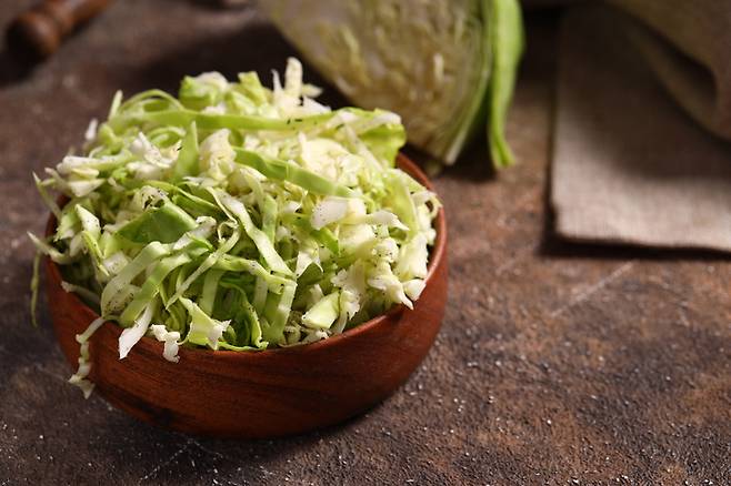 양배추의 비타민 U는 위산과 자극물질로부터 위벽을 보호해준다. 설포라판 성분은 혈전 생성을 억제하는 단백질을 활성화시켜준다.  [사진=게티이미지뱅크]