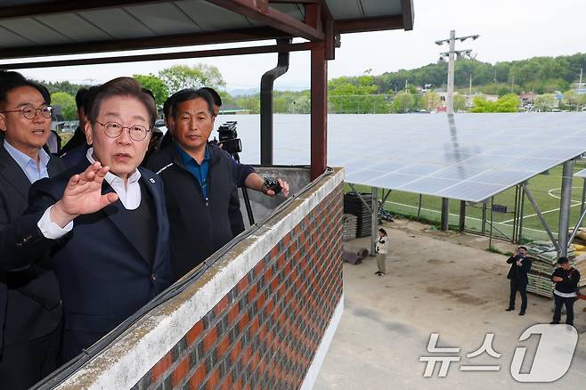 이재명 대통령이 후보 시절 에 경기 여주시 구양리를 찾아 태양광 시설을 둘러보고 있다. 2025.5.5/뉴스1 ⓒ News1 안은나 기자