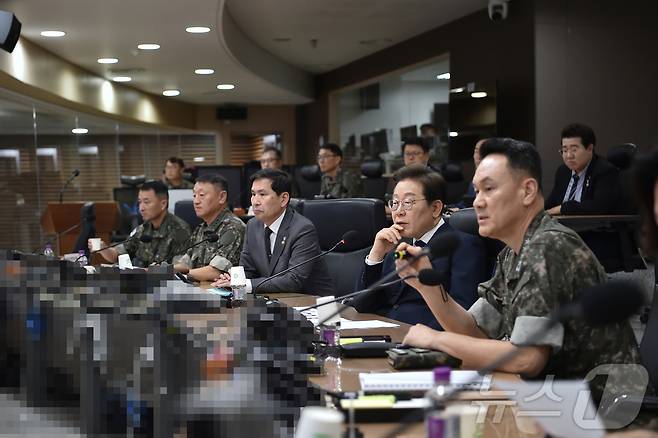 이재명 대통령이 4일 서울 용산구 합동참모본부 전투통제실을 방문해 김명수 합참의장에게 군사대비태세 보고를 받고 있다. (국방부 제공. 재판매 및 DB 금지) 2025.6.4/뉴스1