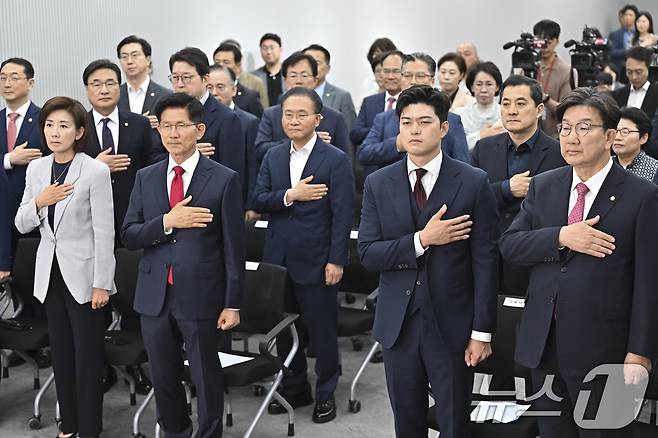 김문수 국민의힘 대통령 후보와 의원들이 4일 서울 여의도 중앙당사에서 열린 제21대 대통령선거 국민의힘 중앙선거대책위원회 해단식에서 국민의례 하고 있다. (공동취재) 2025.6.4/뉴스1 ⓒ News1 이광호 기자