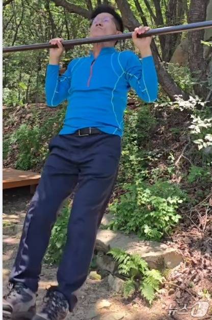 김문수 전 국민의힘 대선후보가 대선 다음날일 4일 서울 관악산에 올라 턱걸이를 하고 있다. (SNS 갈무리) ⓒ 뉴스1