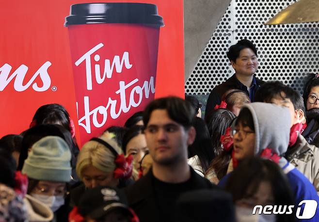 서울 강남구 팀홀튼 신논현역점 매장을 개점한 지난 2023년 입장을 기다리는 고객들이 길게 줄지어 서 있는 모습. 2023.12.14/뉴스1 ⓒ News1 김진환 기자