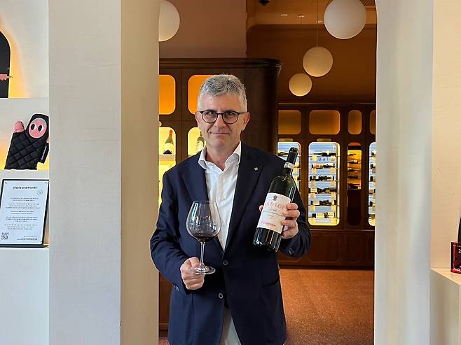 피에르 마스트로베라르디노 회장이 와인을 소개하는 모습.