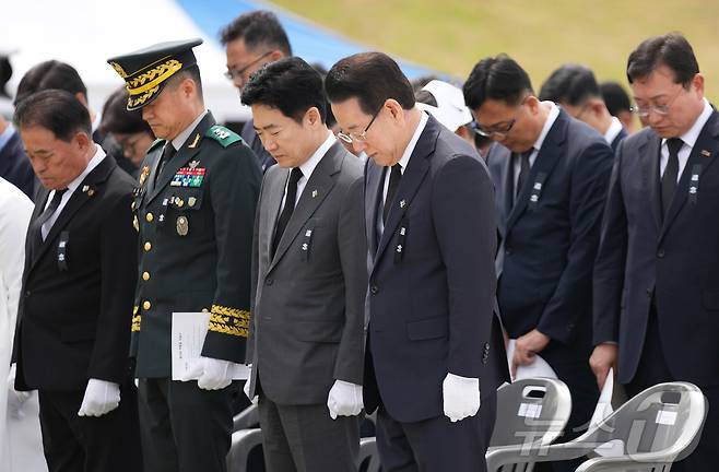 김영록 전라남도지사가 6일 담양군 평화예술광장에서 열린 ‘제70회 현충일 추념식’에 참석, 사이렌 취명에 맞춰 묵념을 하고 있다.(전남도 제공. 재판매 및 DB금지) 2025.6.6/뉴스1