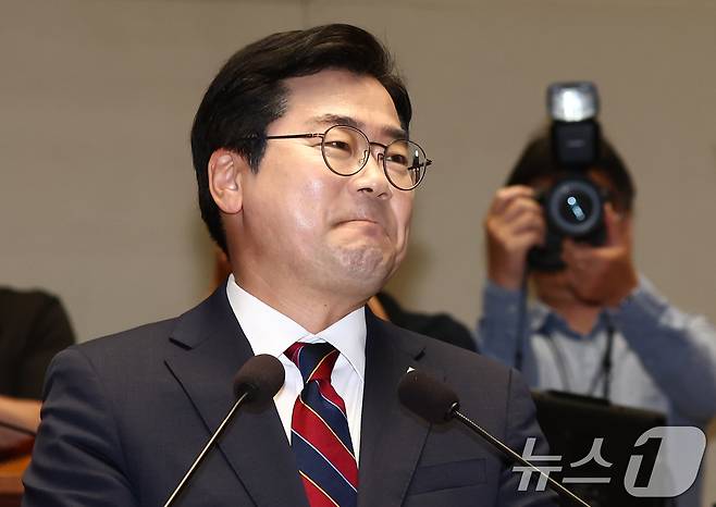 박찬대 더불어민주당 대표 직무대행 겸 원내대표가 지난 5일 서울 여의도 국회에서 열린 의원총회에서 발언 중 동료 의원들이 원내대표직 수행에 수고했다며 박수를 보내자 울컥한 표정을 짓고 있다. 2025.6.5/뉴스1 ⓒ News1 김민지 기자