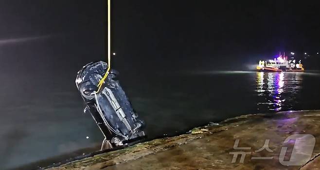 목포해경이 지난 2일 진도군 진도항에서 일가족 4명이 탑승한 차량을 인양하고 있다.(목포해경 제공. 재판매 및 DB 금지) 2025.6.3/뉴스1