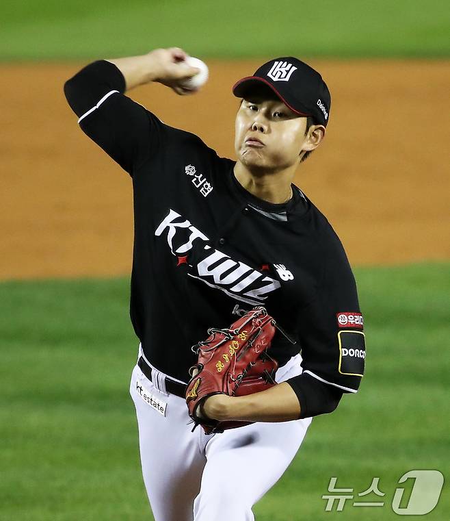 11일 오후 서울 송파구 잠실야구장에서 열린 프로야구 '2024 신한 SOL 뱅크 KBO 포스트시즌' 준플레이오프 5차전 KT 위즈와 LG 트윈스의 경기, 4회말 LG 공격 1사 1루 상황에서 구원 등판한 KT 소형준이 역투하고 있다. 2024.10.11/뉴스1 ⓒ News1 오대일 기자