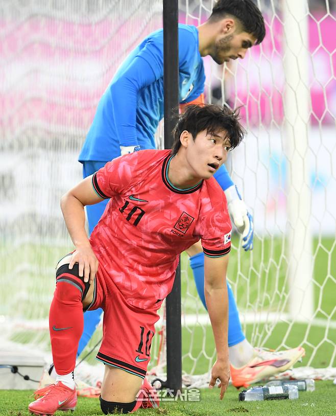대한민국 U-22 축구국가대표팀의 배준호가 5일 용인 미르스타디움에서 열린 하나은행초청 호주와의 친선경기에서 골문을 벗어난 슛에 아쉬워하고 있다. 2025. 6. 5.  용인 | 박진업 기자 upandup@sportsseoul.com