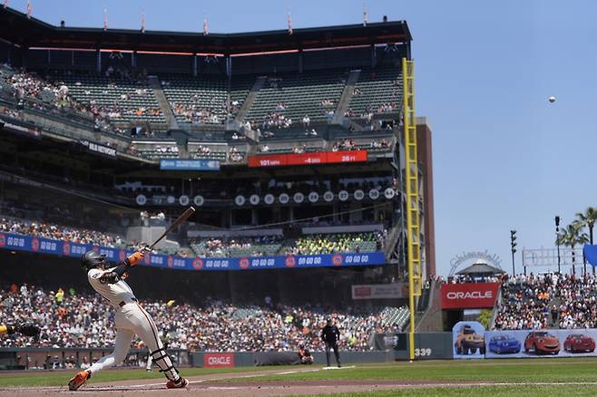 샌프란시스코 이정후가 6일(한국시간) 미국 캘리포니아주 샌프란시스코 오라클 파크에서 열린 2025 메이저리그(ML) 샌디에이고전에서 1회말 우중간 2루타를 때리고 있다. 사진 | 샌프란시스코=AP연합뉴스