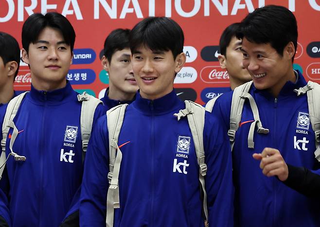 대한민국 축구 대표팀 김진규(가운데)가 6일 인천국제공항을 통해 귀국, 기념촬영을 위해 대기하고 있다. 사진 | 연합뉴스