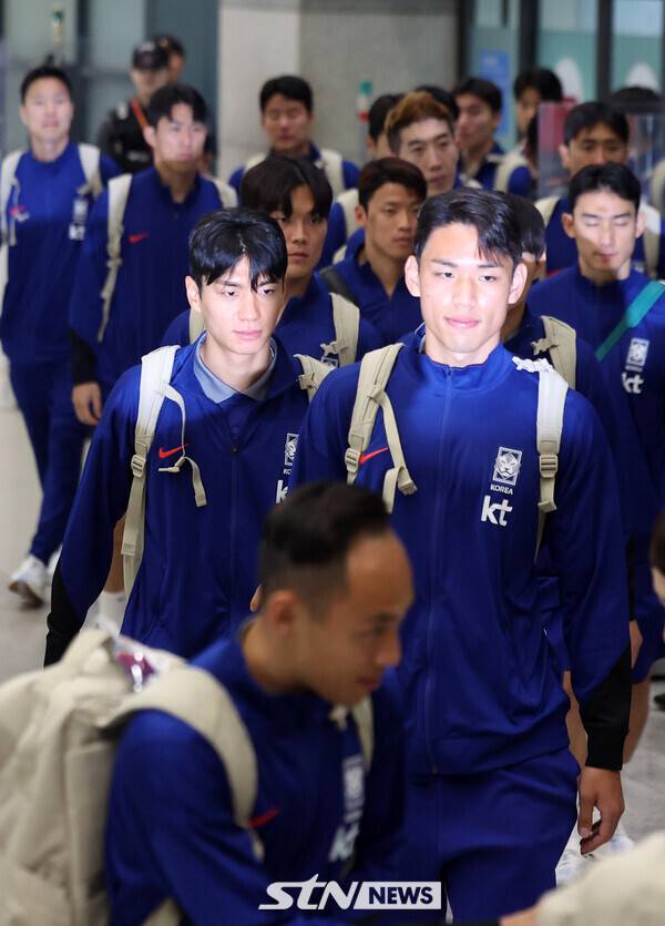 이라크 원정 경기에서 승리해 북중미 월드컵 본선 진출에 성공한 축구 국가대표팀이 6일 인천국제공항을 통해 귀국하고 있다. 사진┃뉴시스