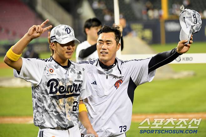 연장 10회말 2사 1,3루 두산 김민석 끝내기 안타로 연패를 끊은 조성환 감독이 기뻐하고 있다. 잠실=박재만 기자 pjm@sportschosun.com