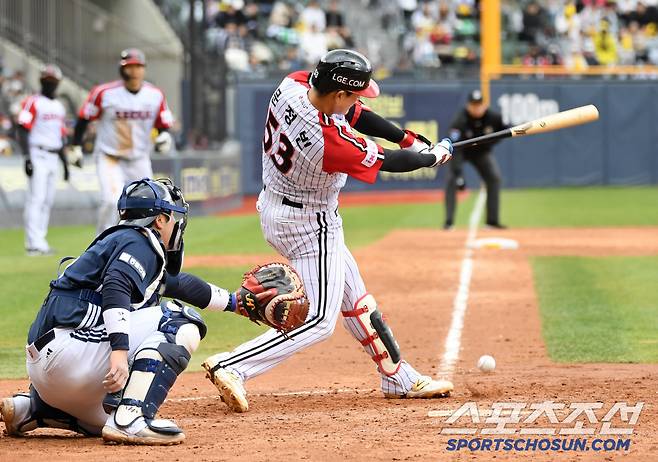13일 잠실구장에서 열린 LG 트윈스와 두산 베어스의 경기. 5회말 1사 만루 LG 문정빈이 타격을 하고 있다. 잠실=박재만 기자 pjm@sportschosun.com/2025.04.13/
