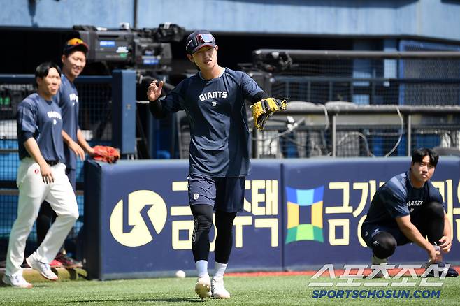 트레이드 당사자 두산 김민석 끝내기 세리머니를 따라하는 롯데 전민재.