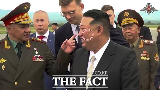 김 위원장 왼쪽 볼에 있는 대형 뾰루지도 5년 가까운 시간 동안 포착되고 있다. 지난 5일 북한 노동신문이 공개한 사진 속 김 위원장의 왼쪽 눈가 주변으로는 어두운 반점이 확인된다. /AP. 뉴시스