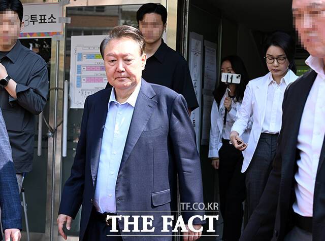 시민들로부터 12·3 불법 계엄으로 인한 정신적 손해배상 소송을 당한 윤석열 전 대통령이 소송 비용을 미리 보전해달라는 내용의 담보제공을 신청했다. 윤석열 전 대통령과 김건희 여사가 제21대 대통령선거 투표일인 3일 오전 서울 서초구 서초동 원명초등학교에 마련된 서초4동투표소에서 투표를 마친 뒤 투표소를 나서고 있다. /임영무 기자