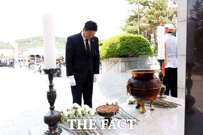 김진경 경기도의회 의장이 제70회 현충일인 6일 시흥시 현충탑에서 고개 숙여 호국 영령을 기리고 있다./경기도의회