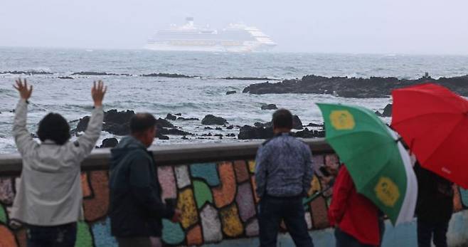 지난달 준모항인 제주 서귀포시 강정항에 입항하는 아도라매직시티호. 연합뉴스