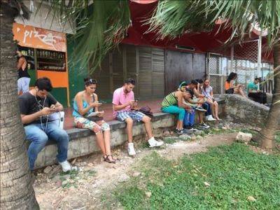 쿠바의 수도 아바나 시내에서 스마트폰을 사용하고 있는 젊은이들 연합뉴스