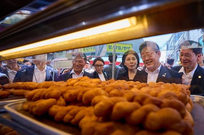 이재명 대통령과 김혜경 여사가 6일 서울 동작구 남성시장을 방문해 한 매장 앞에서 대화하고 있다. 연합뉴스