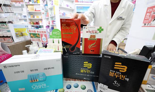 서울 종로구 한 약국에 판매 중인 탈모약들. /연합뉴스