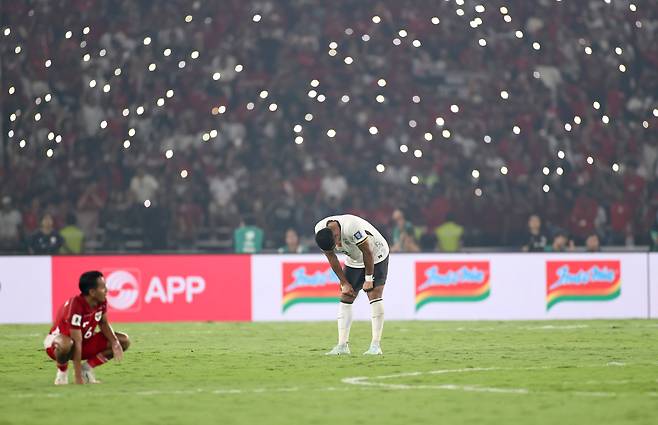 5일 월드컵 3차 예선 중국과 인도네시아전에서 중국 장 꿩타이가 고개를 숙인 모습. / 신화 연합뉴스