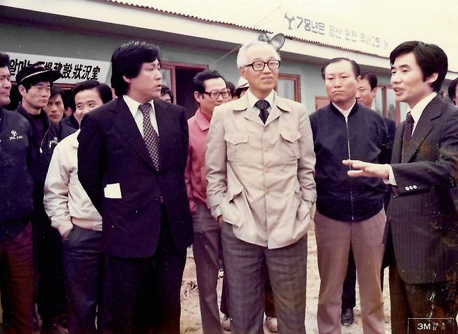 1978년 4월, 재무부 이재국장 재임 시절 남덕우 장관의 지방 산업 시찰에 동행한 이용만 전 장관(사진 앞줄 오른쪽 두 번째).