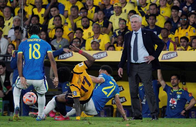 6일 브라질 대표팀을 지휘 중인 카를로 안첼로티(맨 오른쪽) 감독. /로이터 연합뉴스