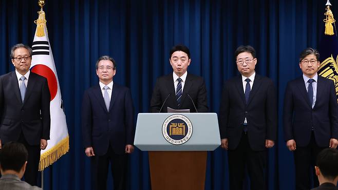 강훈식 대통령 비서실장이 6일 서울 용산구 대통령실 청사에서 대통령실 조직개편안 및 1차 인선 발표을 하고 있다. 왼쪽부터 문진영 사회수석, 김용범 정책실장, 강 비서실장, 하준경 경제성장수석, 류덕현 수석급 재정기획보좌관./연합뉴스