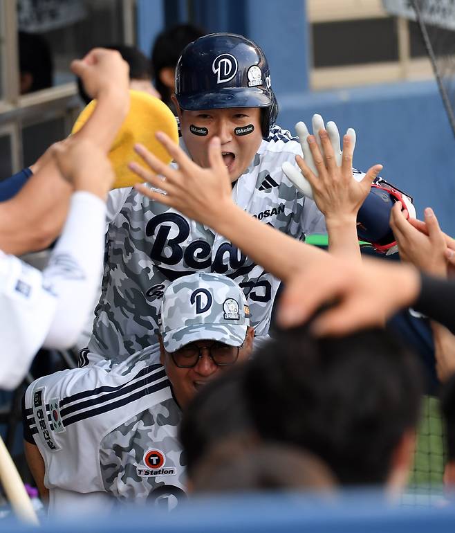 6일 잠실구장에서 열린 두산 베어스와 롯데 자이언츠의 경기. 6회말 1사 두산 양의지가 솔로포를 날린 뒤 환호하고 있다. /박재만 스포츠조선 기자