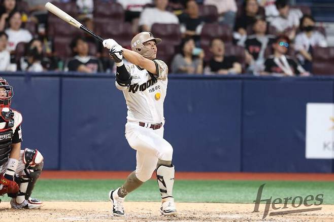 키움 송성문이 6일 열린 KBO리그 LG와의 홈경기 연장 10회말 끝내기 홈런을 터트리고 있다. /키움 히어로즈